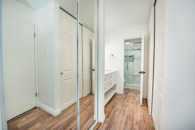 Building Photo - Newport Beach One Bedroom Beauty