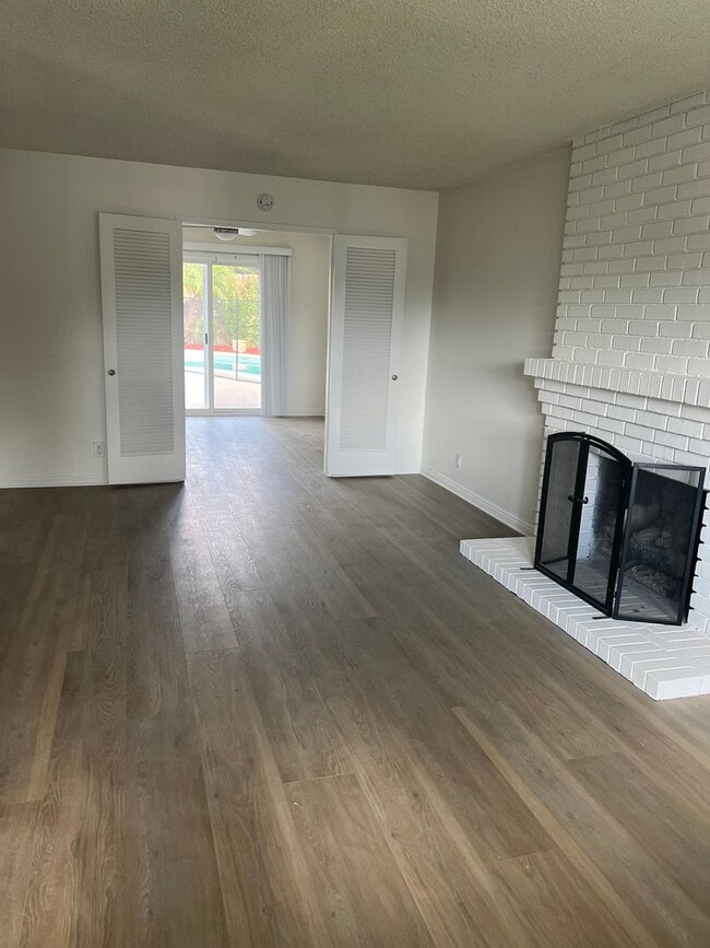 Building Photo - Moffett tract 5 bedroom home with pool in cul-de-sac