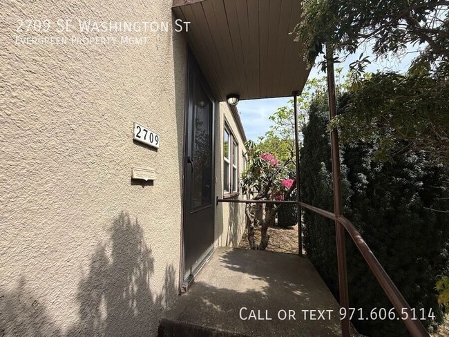 Building Photo - 2709 SE Washington St