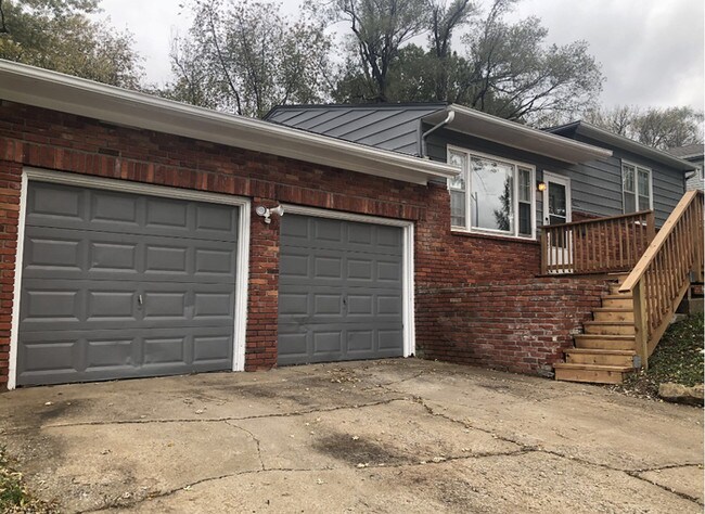 Building Photo - Gorgeous South KC Split Level