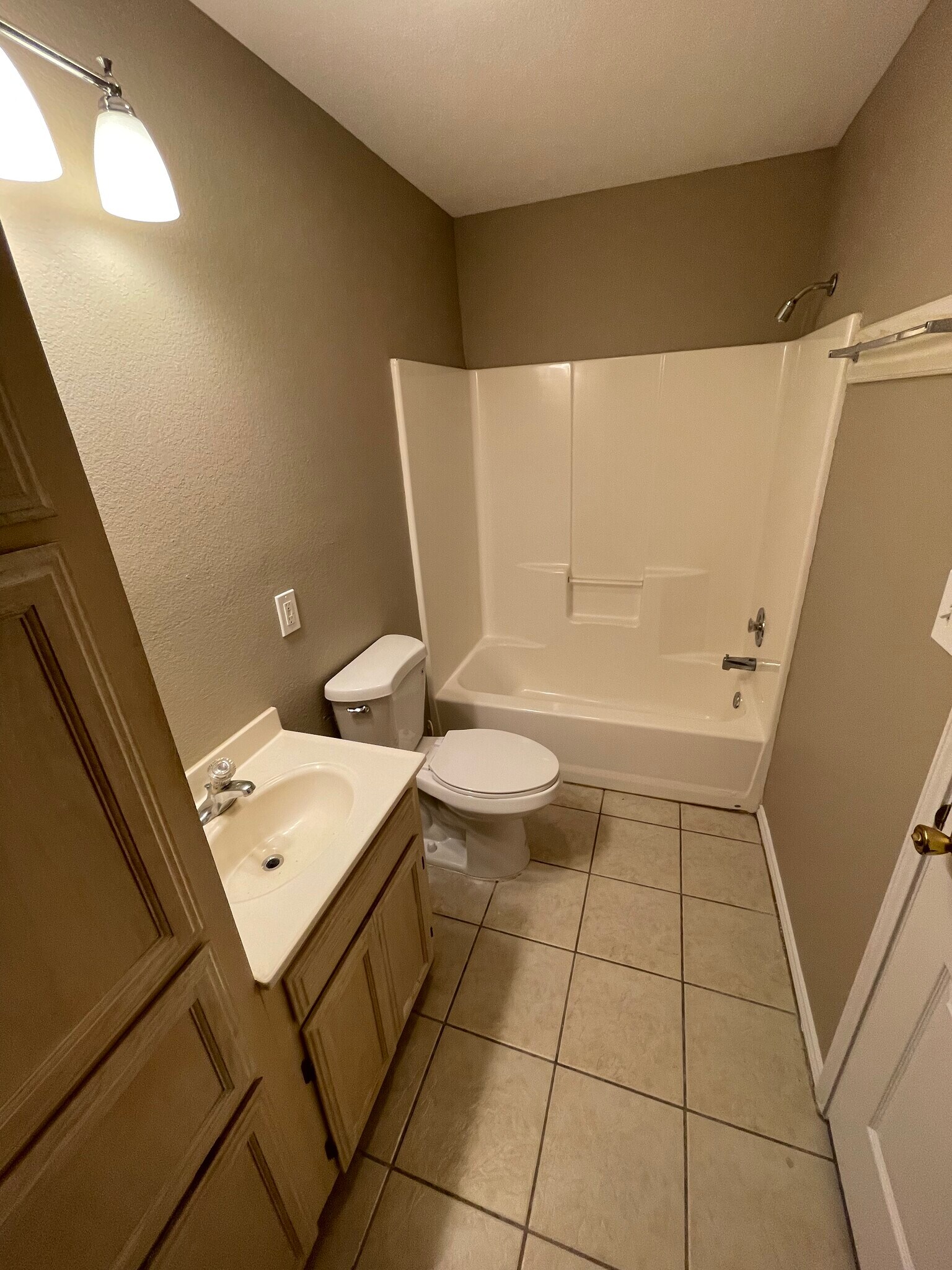 Upstairs Full Bath - 717 Sonesta Dr