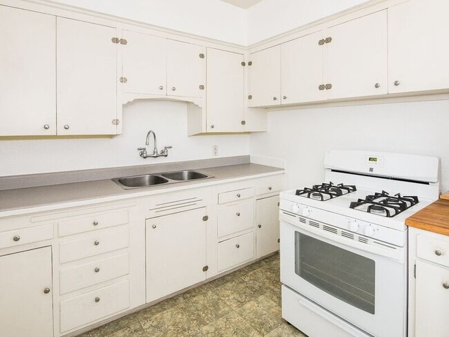 Building Photo - 927 NE Alberta St