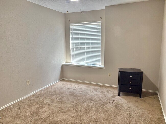 Building Photo - 16307 Leamington Ln