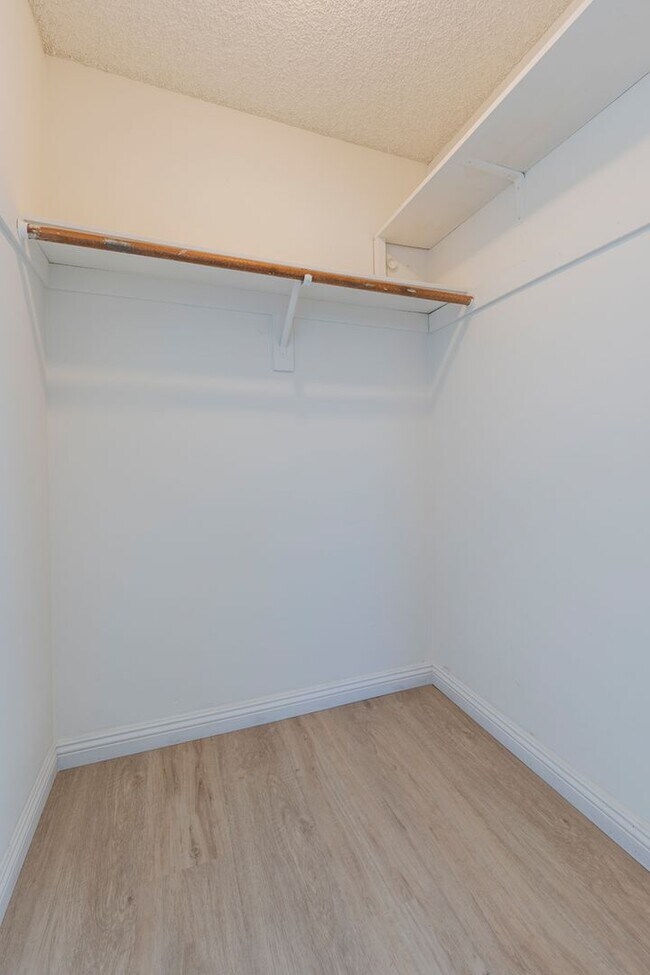 Building Photo - Beautiful remodeled 2 bed 2 bath townhome ...