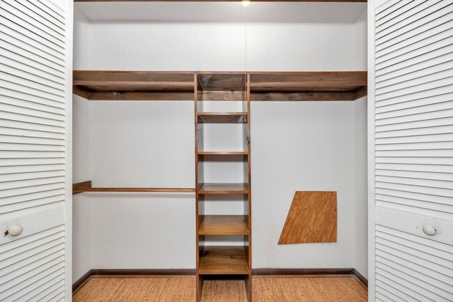 Building Photo - Spacious & Charming in Scottsboro!