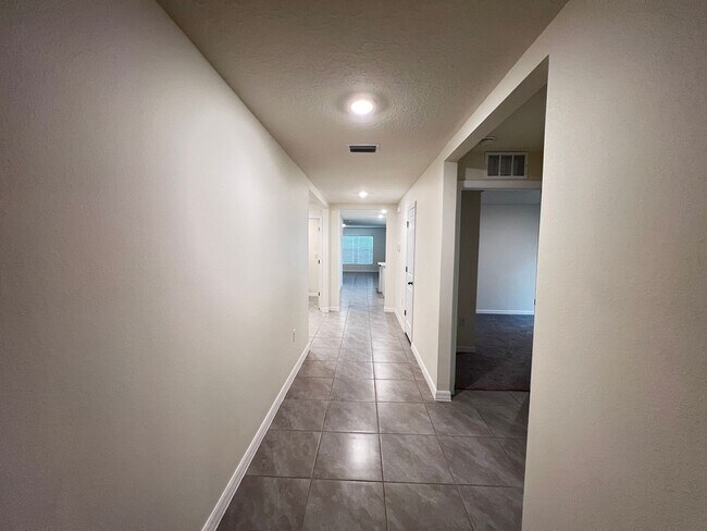 Building Photo - 4BD/2BA Modern Comfort Meets Suburban Serenity in Ocala! WASHER & DRYER INCLUDED!