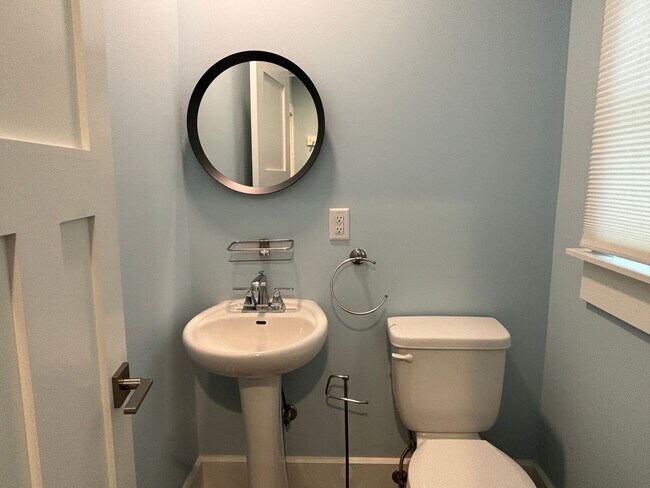 Building Photo - 2 Bed, 2.5 Bath – Second-Story Laundry & Walkable Park Location