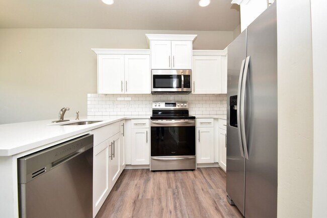 Building Photo - 3 Bedroom 2.5 Bath Townhome in West Haven!!