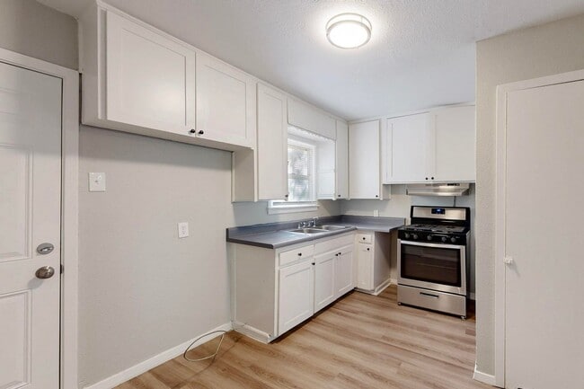 Building Photo - Charming 2-Bedroom Cottage with Big Backyard