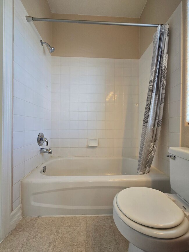 Building Photo - An Amazing NW Home! Over 3300 sq ft w/ pool & spa! Must see!