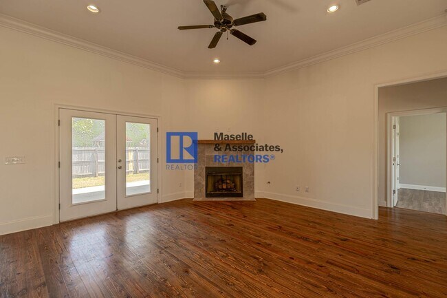 Building Photo - Beautiful 4 bedroom, 2 bathroom house in B...