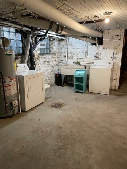 Building Photo - 5422 Howe St