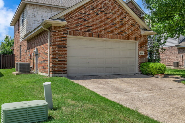 Building Photo - "Luxurious 4-Bedroom, 2.5 Bath Retreat wit...