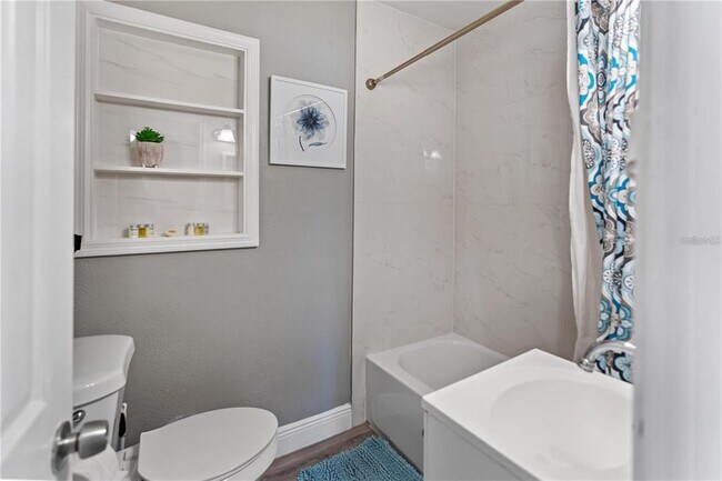 Building Photo - 3005 W Helen Ave