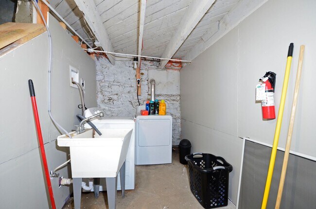 Building Photo - 61 Delos St W