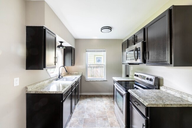 Building Photo - 3 Bed 2 Full Bath Available now at 52nd and Primrose!