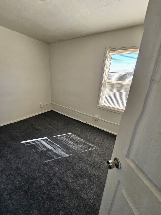 Building Photo - 3 Bedroom For rent ON S Central