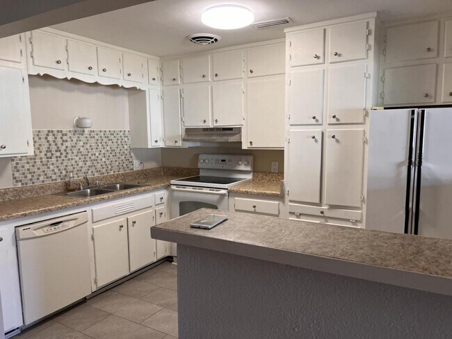 Building Photo - 2527 Emily Ln