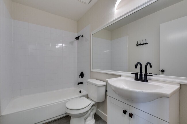 Building Photo - Charming Single-Story 3 bed Home with RV P...