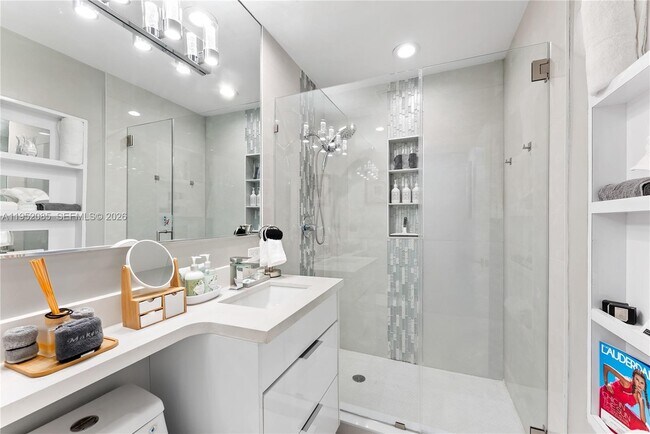 Building Photo - 2600 NE 15th St