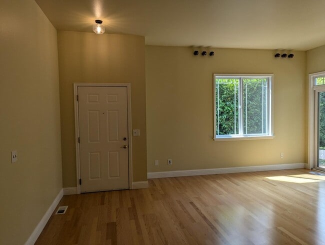 Building Photo - Modern 2-Bed, 2-Bath Condo in Klahanie – E...