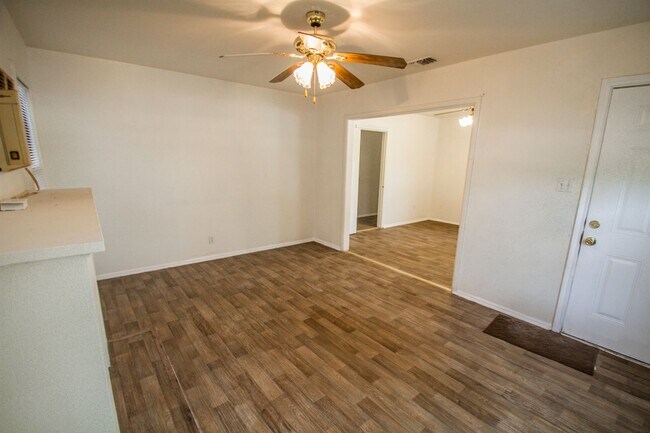 Building Photo - Close to Local Amenities and Downtown