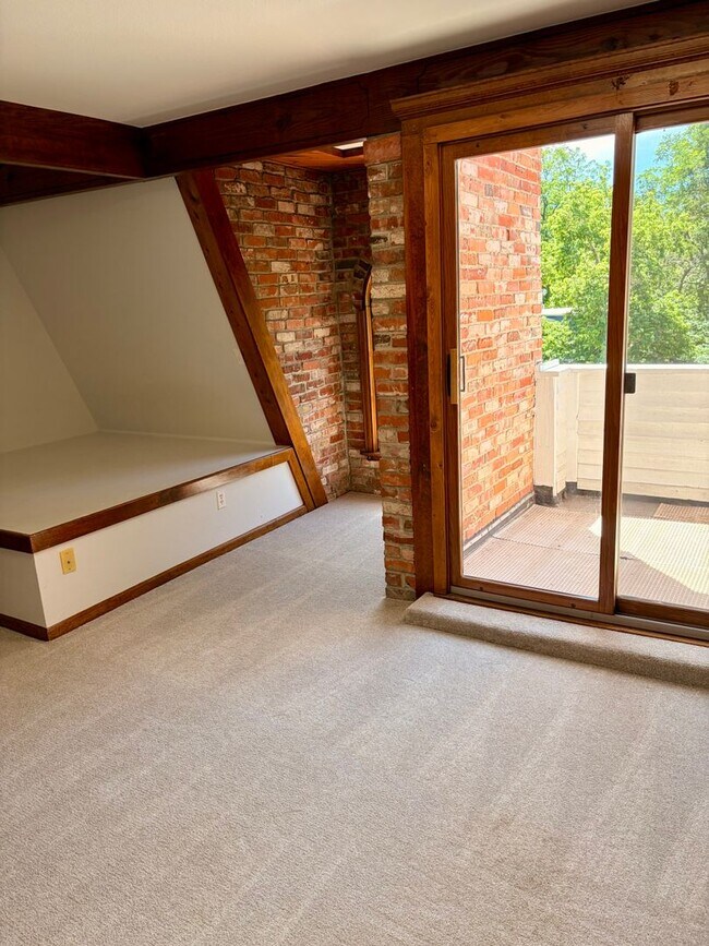 Building Photo - Two Bedroom PLUS Bonus Room on the West End of Pearl Street