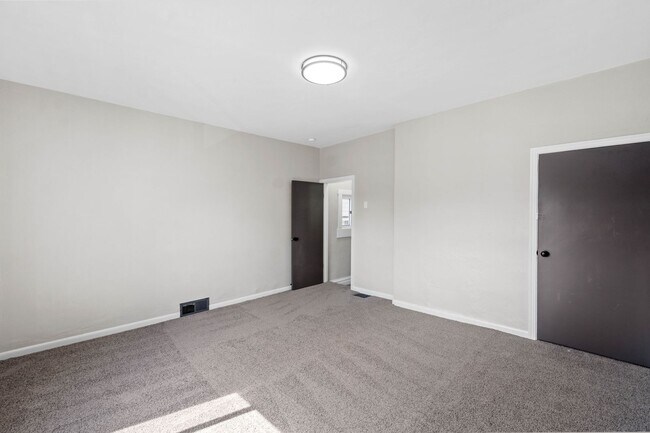 Building Photo - Beautiful 2 Bedroom home in Whitaker available February 1!