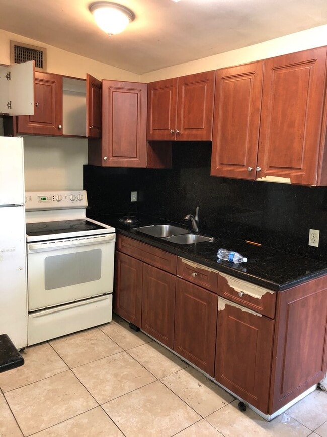 Building Photo - Large 5-2 house by Walmart