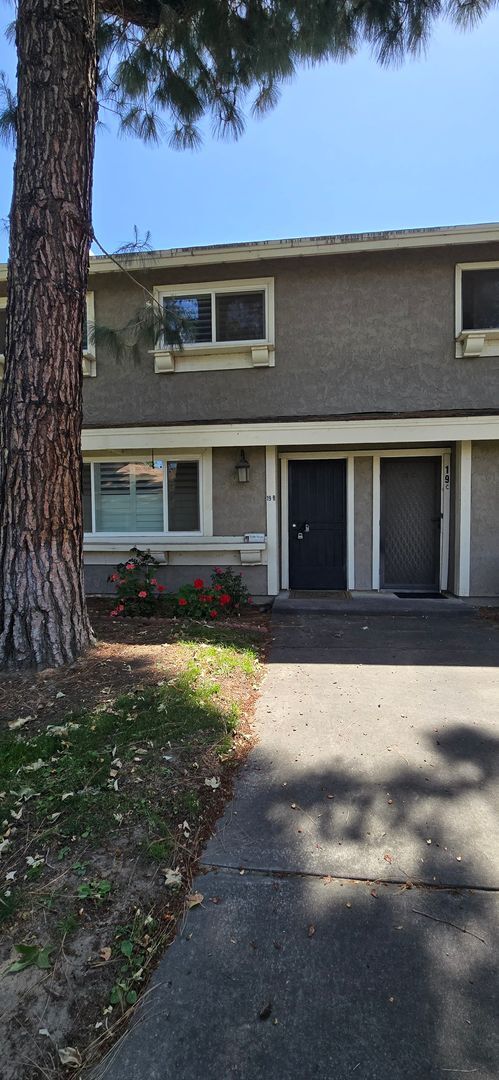 Building Photo - Centrally Located Redlands Townhome