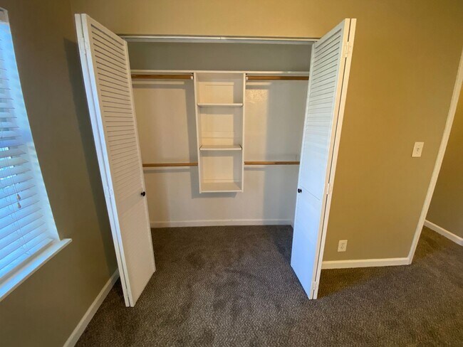 Building Photo - Updated 2 Bedroom Roseville Unit!