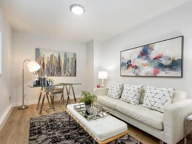 Building Photo - Cute Cottage in Belle Haven, Updated Interior, Remodeled Kitchen, Private Backyard!