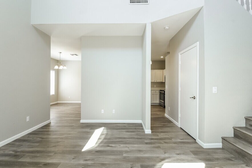 Building Photo - 1750 W Union Hills Dr