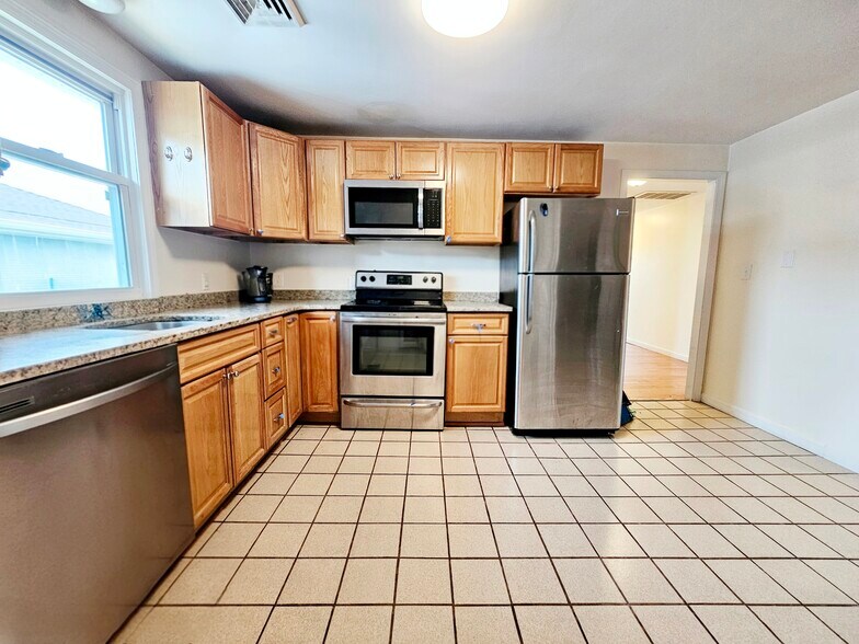 Building Photo - 74 Dunboy St