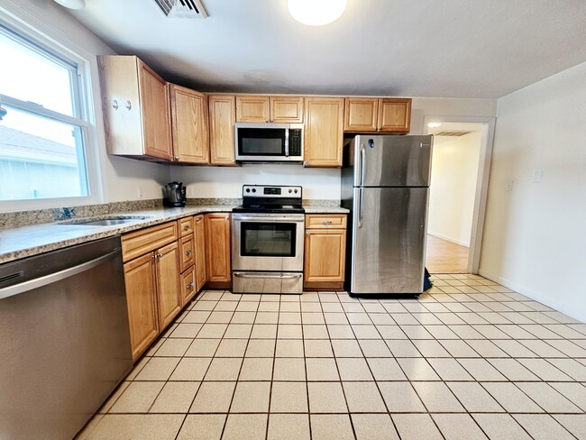 Building Photo - 74 Dunboy St