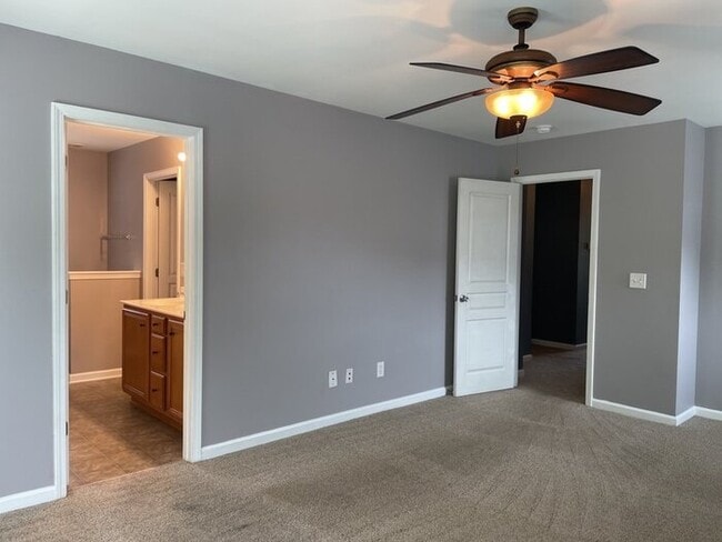 Building Photo - 8806 Shadowglen Dr