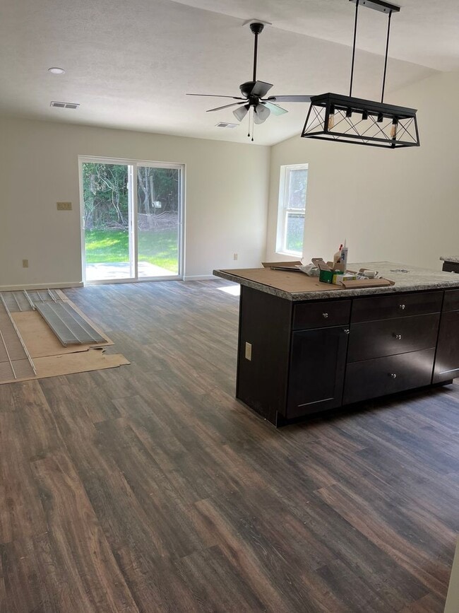 Building Photo - 3 Bedroom, 2 Full Bath- Duplex on Benner Pike Bellefonte