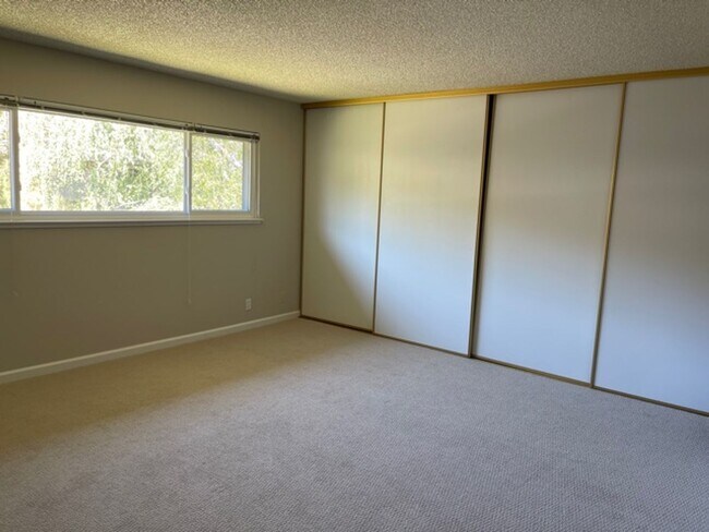 Building Photo - 2 bedroom, 2.5 bath 2 story condo now avai...