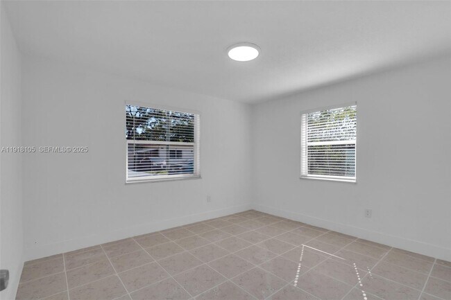 Building Photo - 124 SE 2nd Terrace