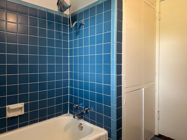 Building Photo - 3 Bedroom / 2 Bathroom