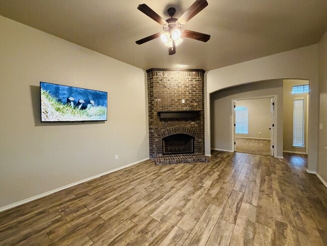 Building Photo - 465 Maple Dr