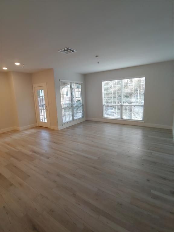 Building Photo - 6607 Lake Woodlands Dr