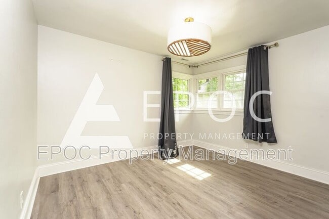 Building Photo - 405 Peele St