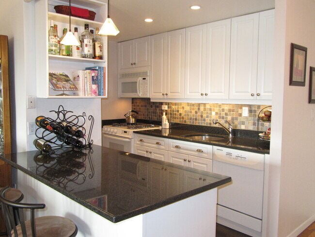 Building Photo - 2 Hawthorne Pl