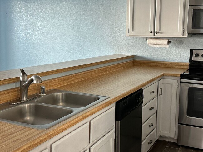 Building Photo - Beautiful 2-bedroom, 2-bathroom condo alon...