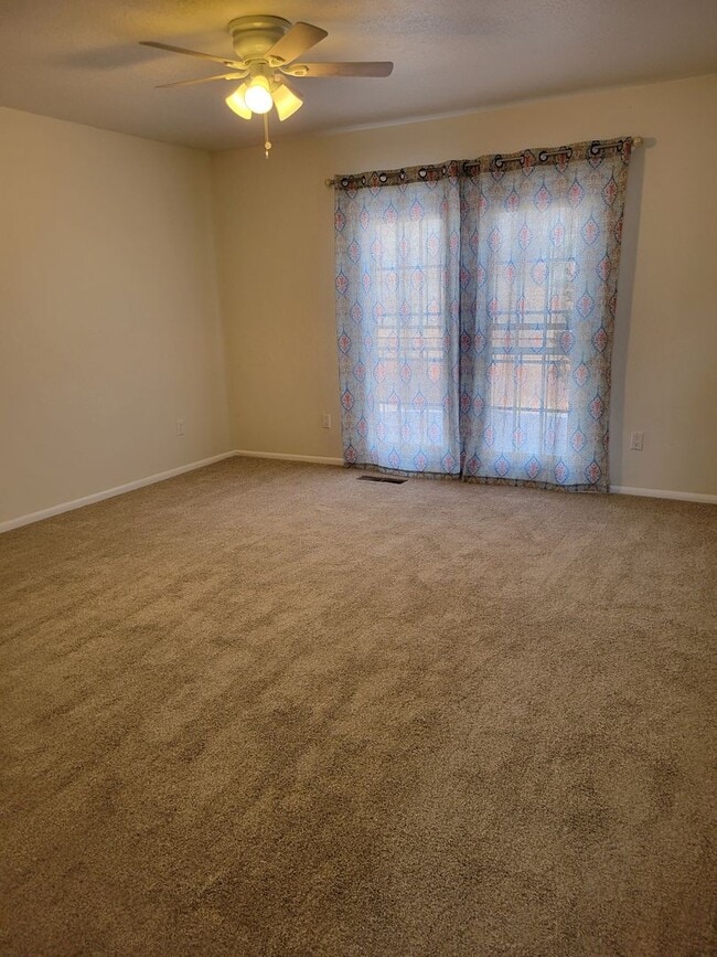 Building Photo - Beautiful 3 Bed 2 Bath 2 Car Garage just E...