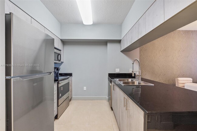 Building Photo - 1750 N Bayshore Dr