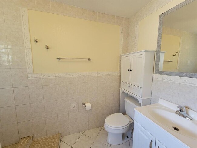 Building Photo - 2466 Lakeshore Cir