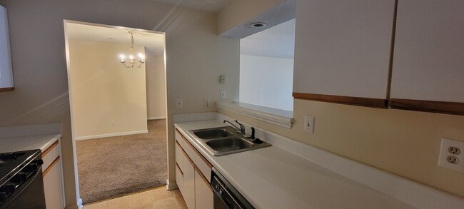 Building Photo - Affordable Roomate Floor Plan - 2 Full Bat...