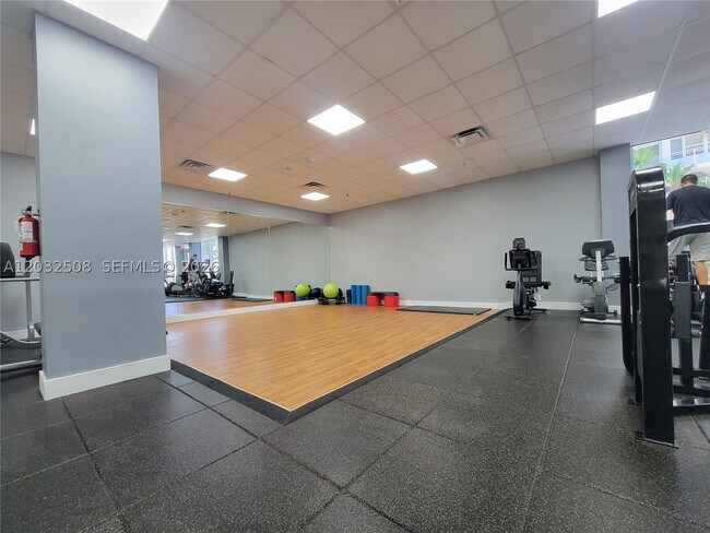 Building Photo - 2030 S Ocean Dr